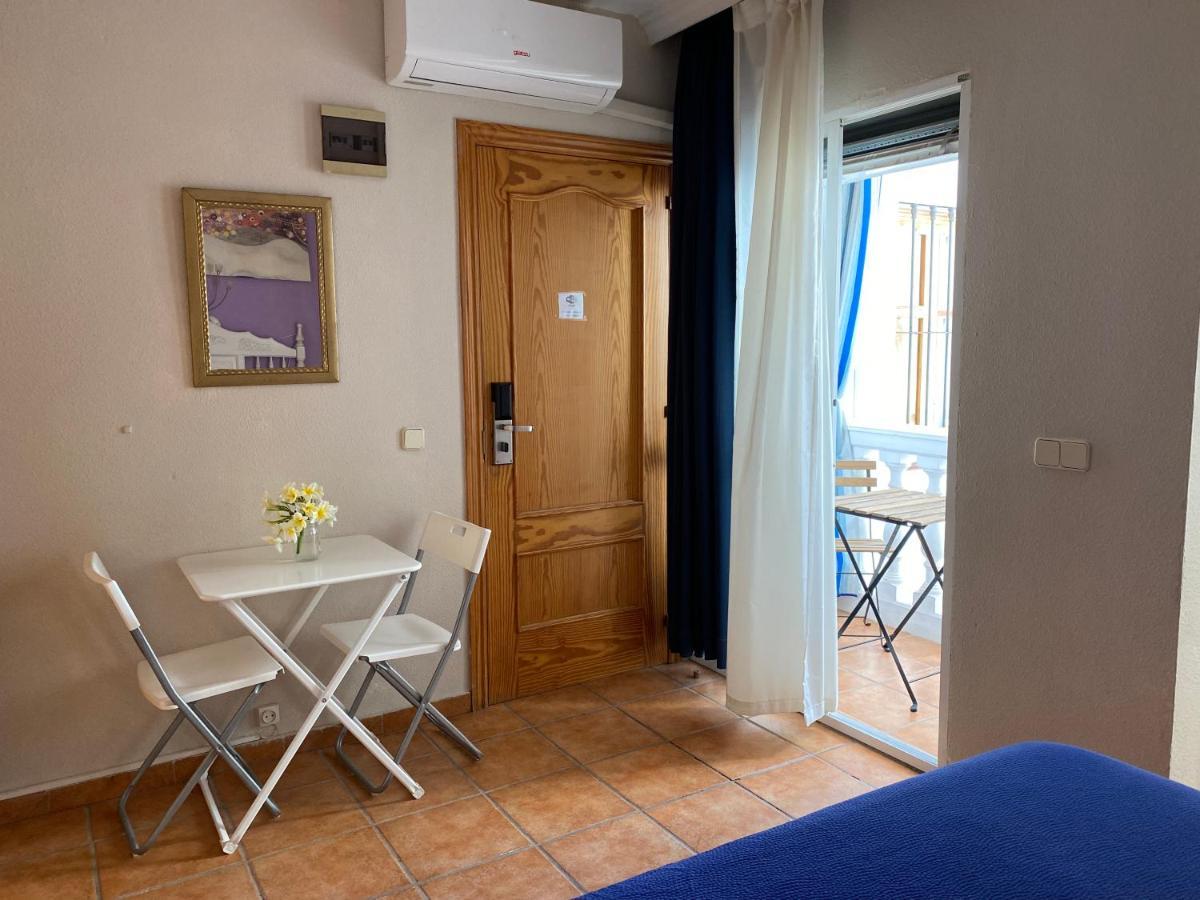 Habitación con cama grande y bañera de hidromasaje